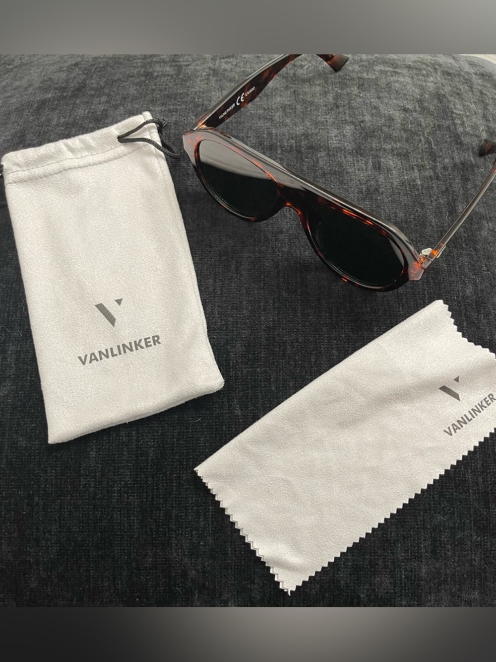 Vanlinker Tortoise Shell Sunglasses with Cleaning Cloth and Pouch.